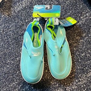 NWT! Speedo boys water shoes size 9-10